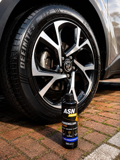 Fles ASN Bandenglans voor een diepzwarte band met lichtmetalen velg