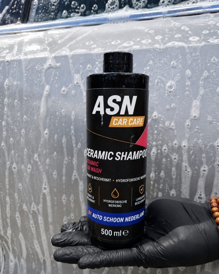 Fles ASN Ceramic Shampoo voor een auto vol schuim