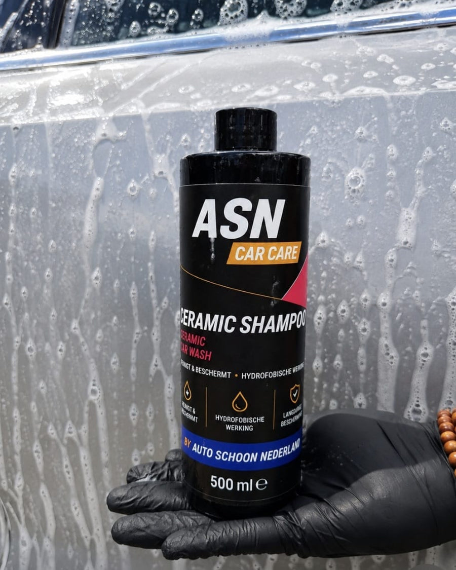 Fles ASN Ceramic Shampoo voor een auto vol schuim