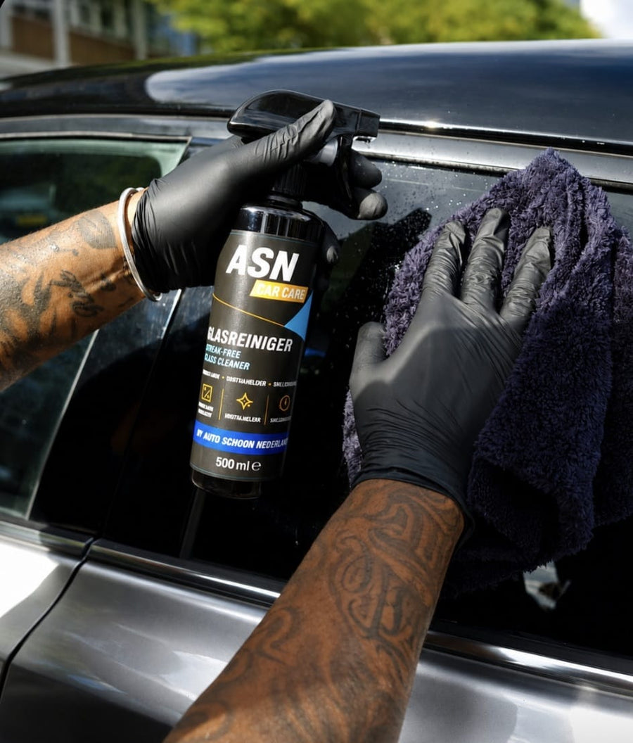 Autoruit wordt met ASN Glasreiniger en een microvezeldoek schoongemaakt