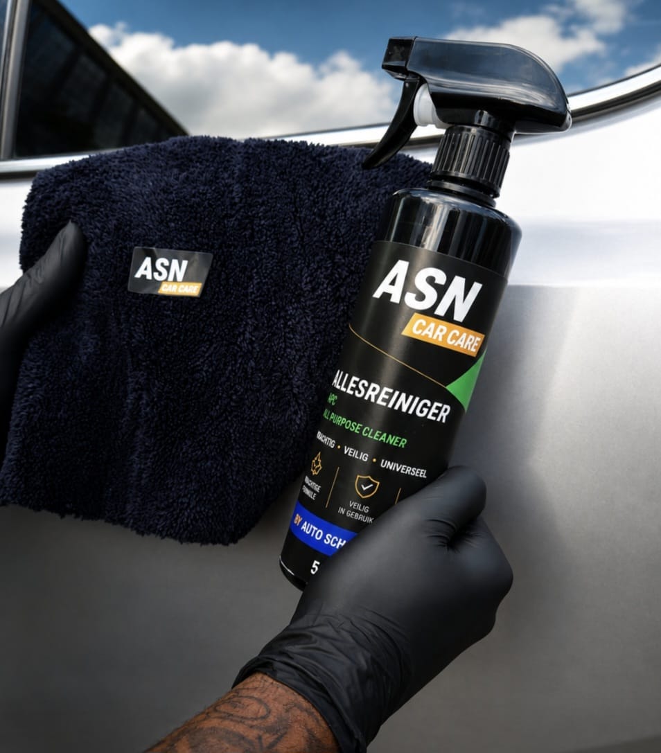 ASN Car Care Allesreiniger in de hand naast een microvezeldoek bij een zilvergrijze auto