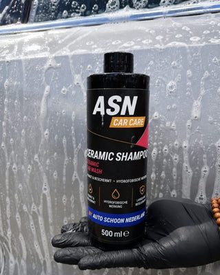 ASN Car Care Ceramic Shampoo in de hand voor een auto vol schuim