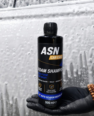 ASN Car Care Foam Shampoo in de hand voor een auto vol schuim