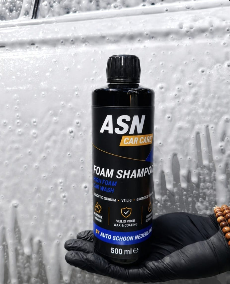 ASN Car Care Foam Shampoo in de hand voor een auto vol schuim