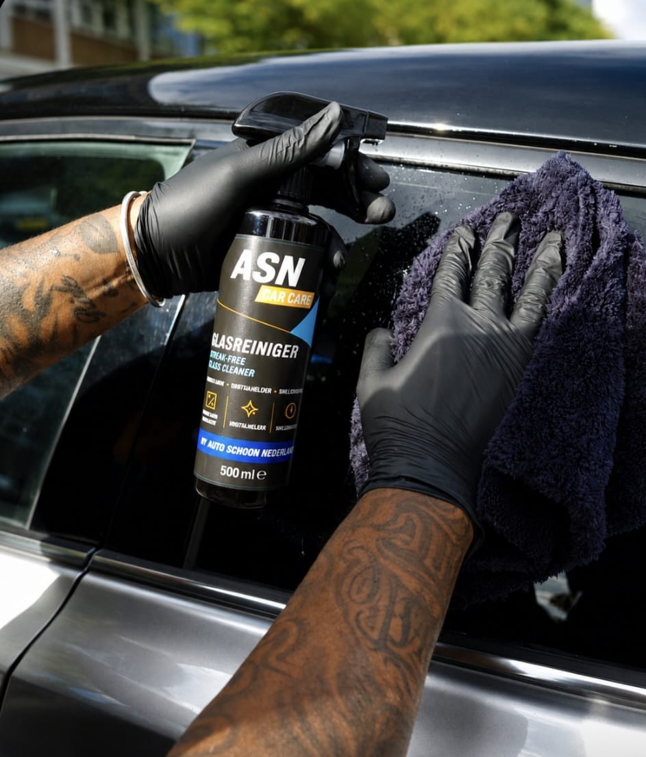 ASN Car Care Glasreiniger wordt op de zijruit van een auto gespoten