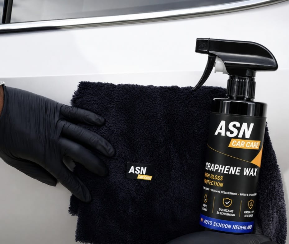 ASN Car Care Graphene Wax met een microvezeldoek tegen de lak van een witte auto