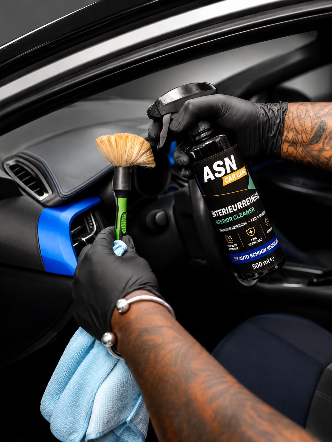ASN Car Care Interieurreiniger en een detailborstel bij de ventilatieroosters in een auto