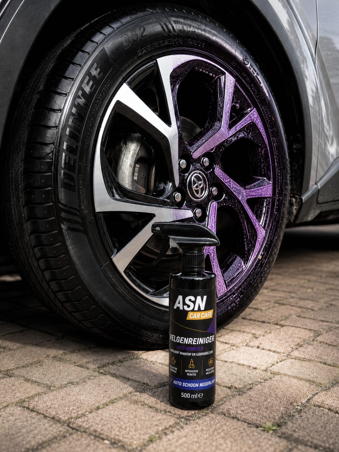 ASN Car Care Velgenreiniger voor een lichtmetalen velg waar de paarse reactie de ijzerdeeltjes losmaakt