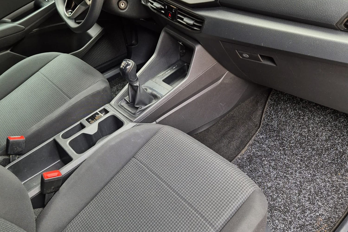 Schoon interieur met dashboard en stoelen na een beurt