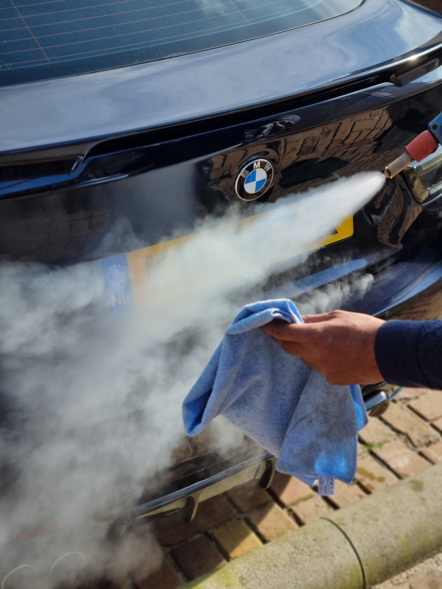 Stoomreiniging van een achterklep met een microvezeldoek